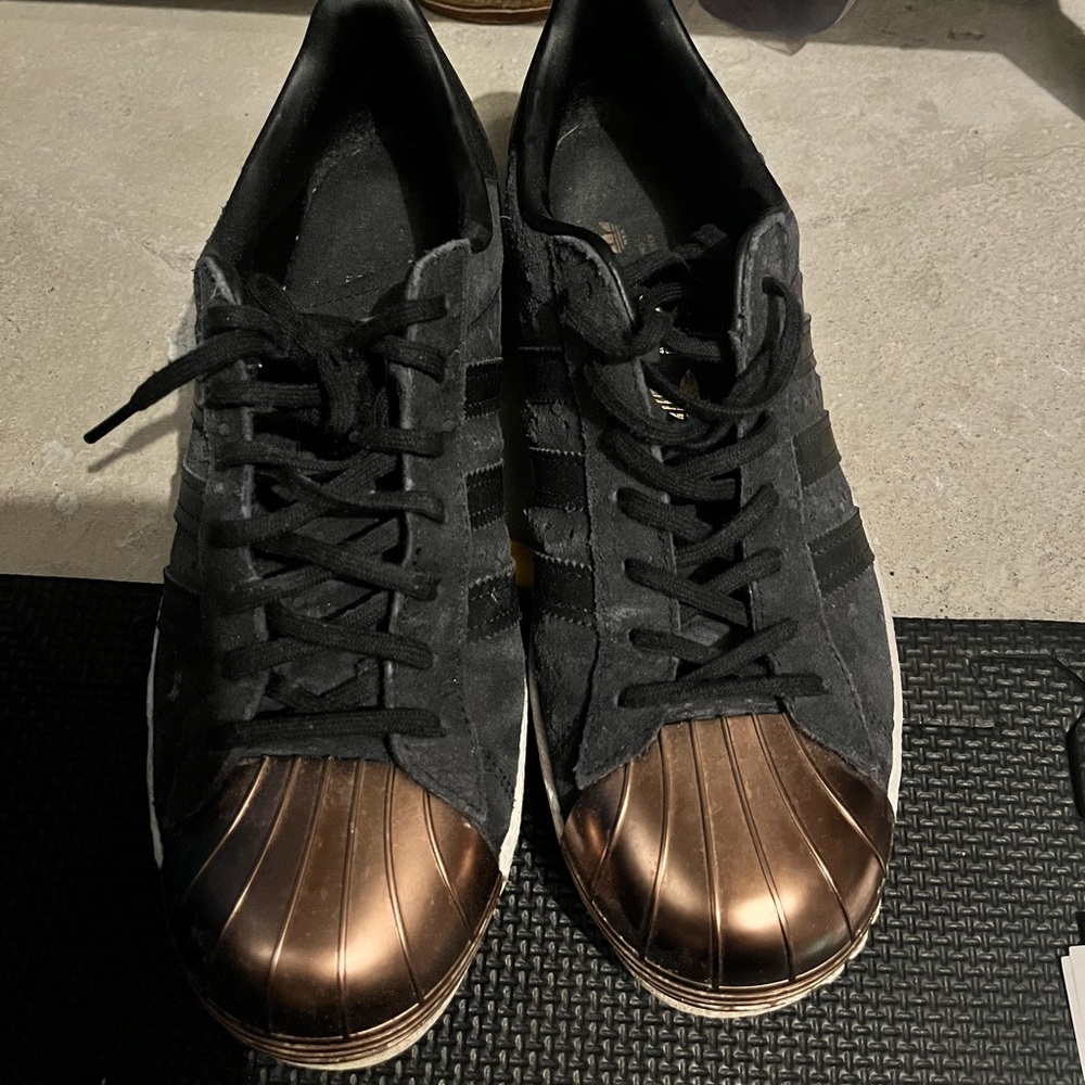 Adidas metal toe superstar